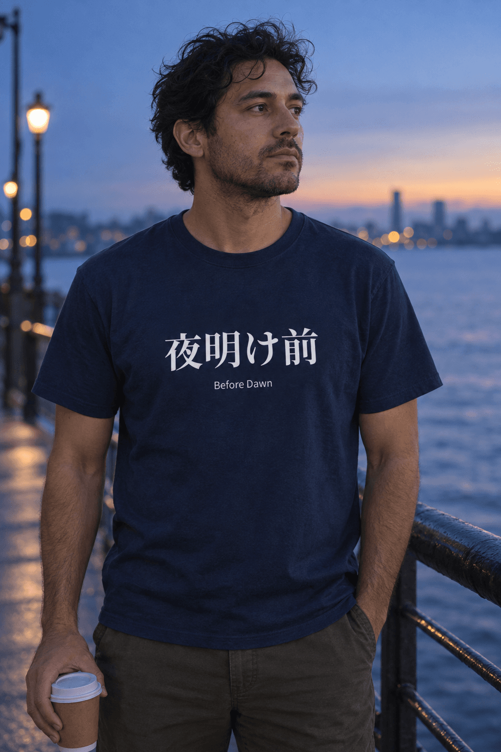「夜明け前」のTシャツを着た人