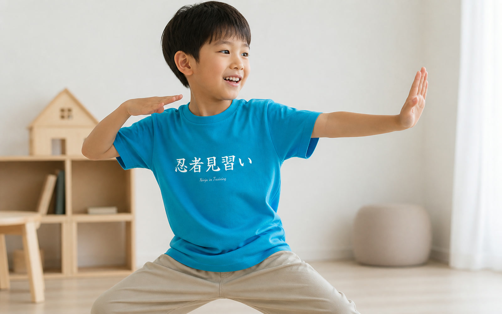 忍者系Tシャツを着た子供が元気にポーズする写真