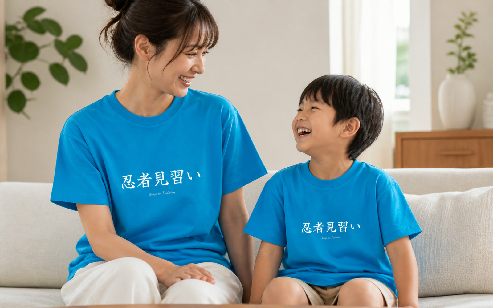 親子でお揃いTシャツを着たほほえましいシーン