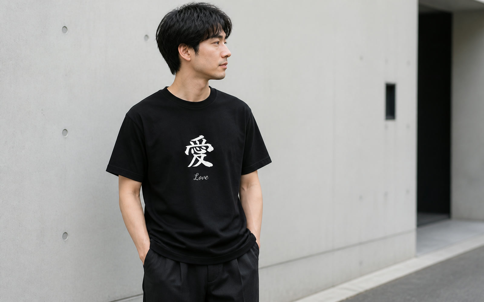 墨と筆、和紙が置かれた机の俯瞰(余白多め)
