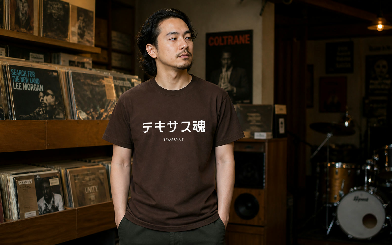ライブハウスやレコード店で「ジャズ魂」Tシャツを着た人物のスナップ