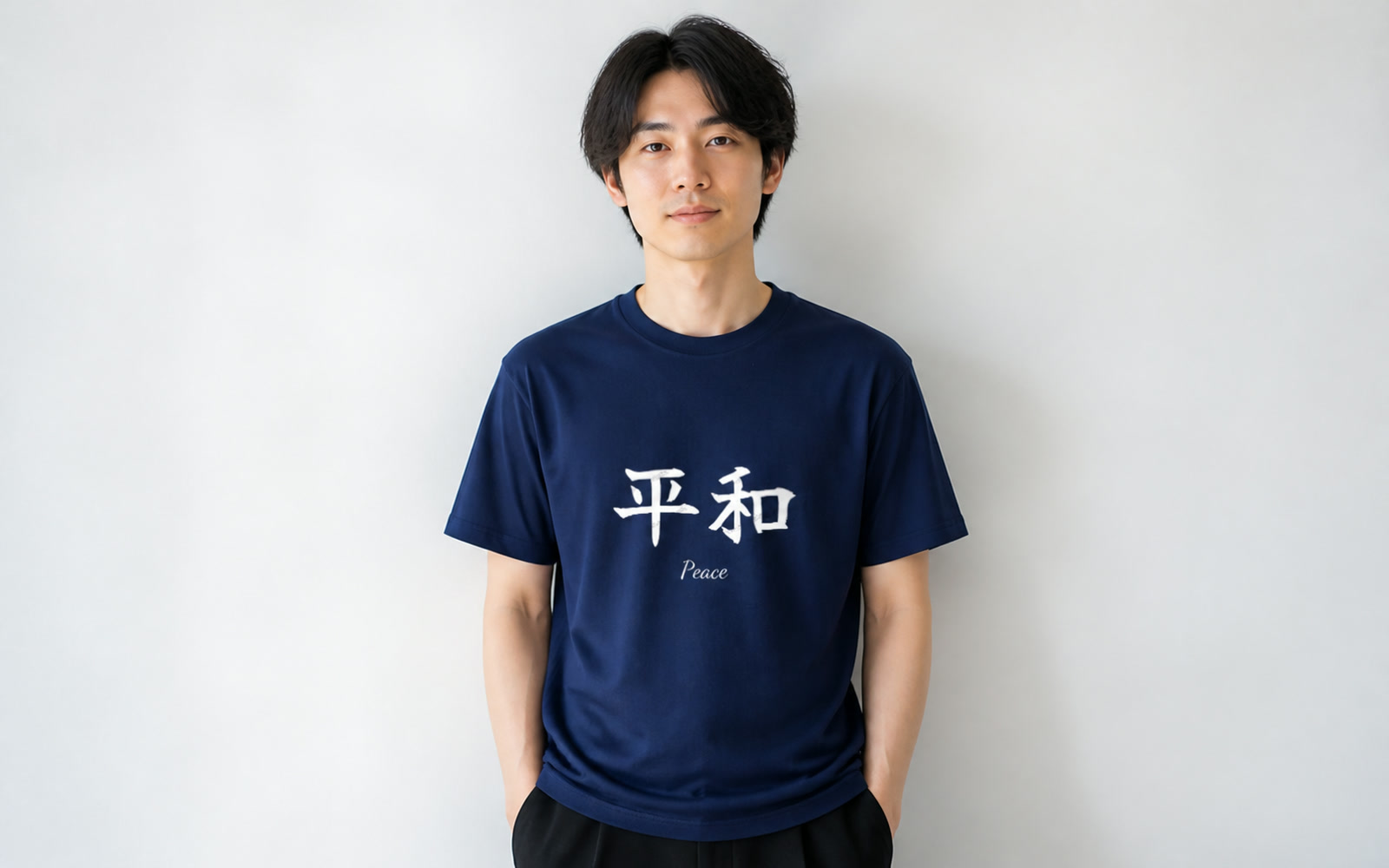 二文字の大判プリントTシャツを着た人物のポートレート（左右バランスが映える構図）